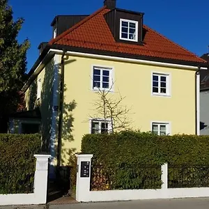 Appartement Helle Und Ruhige Dachgeschosswohnung, Munich
